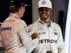 Льюис Хэмилтон поздравляет Нико Росберга с чемпионским титулом