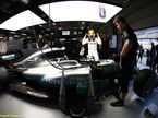 Льюис Хэмилтон в боксах Mercedes на трассе в Шанхае