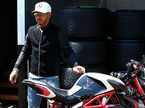 Льюис Хэмилтон и его мотоцикл MV Agusta F4 LH44