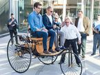 Тото Вольфф и Валттери Боттас осваивают Benz Patent-Motorwagen