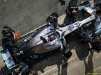 Льюис Хэмилтон в боксах Mercedes на трассе в Барселоне