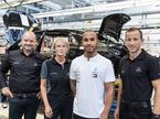 Льюис Хэмилтон с сотрудниками Mercedes