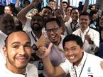 Льюис Хэмилтон с сотрудниками Petronas