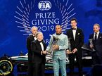 Льюис Хэмилтон получил чемпионский кубок из рук Жана Тодта, президента FIA
