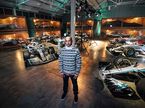 Льюис Хэмилтон в музее команды Mercedes