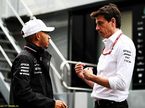 Льюис Хэмилтон и Тото Вольфф, руководитель команды Mercedes