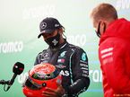 Льюис Хэмилтон принимает от Мика Шумахера шлем, в котором семикраный чемпион мира выступал за Mercedes в 2021 году