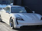 Льюис Хэмилтон за рулём электромобиля Porsche Taycan Turbo S, фото Twitter