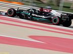 Льюис Хэмилтон за рулём Mercedes W12т на тренировке в Бахрейне