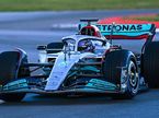 Льюис Хэмилтон за рулём W13 на трассе в Сильверстоуне, фото пресс-службы Mercedes