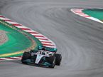 Льюис Хэмилтон на трассе в Барселоне за рулём Mercedes W13, фото пресс-службы команды