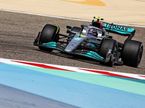 Льюис Хэмилтон за рулём Mercedes W13 на трассе в Бахрейне, фото XPB