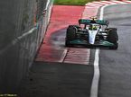 Льюис Хэмилтон за рулём Mercedes W13 на трассе в Монреале