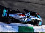 Джордж Расселл за рулём Mercedes W13 на трассе в Монце