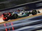 Льюис Хэмилтон за рулём Mercedes W13 на трассе в Сингапуре