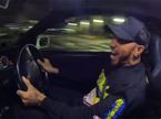 Льюис Хэмилтон за рулём Nissan Skyline, кадр из видео, опубликованного в социальных сетях