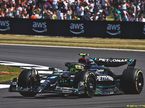 Льюис Хэмилтон за рулём W14 на трассе в Сильверстоуне