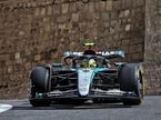 Льюис Хэмилтон за рулём Mercedes W15 на трассе в Баку, фото XPB