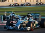 Льюис Хэмилтон за рулём Mercedes W05 на трассе в Абу-Даби, 2014 год, фото XPB