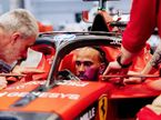 Льюис Хэмилтон в процессе подгонки сиденья на базе Ferrari, фото пресс-службы команды