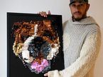Льюис Хэмилтон с портретом Роско из Lego