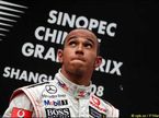 Льюис Хэмилтон на подиуме в Шанхае