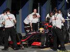Команда McLaren во время тренировки в Мельбурне