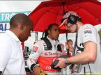 Льюис Хэмилтон и его отец Энтони (слева) перед стартом Гран При Малайзии