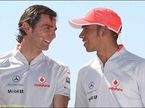 Педро де ла Роса (слева) и Льюис Хэмилтон