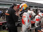 Льюис Хэмилтон беседует с инженером перед стартом Гран При Китая