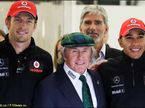 Джеки Стюарт с гонщиками McLaren, на заднем плане - Деймон Хилл