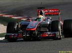 Льюис Хэмилтон за рулем McLaren МР4-27 на тестах в Барселоне