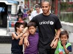 Льюис Хэмилтон и филиппинские дети, фото UNICEF
