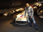 Льюис Хэмилтон в музее Mercedes в Штутгарте