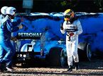 Льюис Хэмилтон после аварии