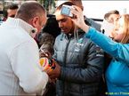 Льюис Хэмилтон раздаёт автографы
