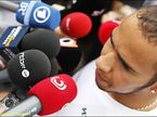 Льюис Хэмилтон общается с прессой в паддоке Сепанга