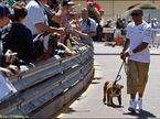 Льюис Хэмилтон вместе со своим бульдогом Роско в Монако