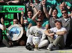 Льюис Хэмилтон празднует победу вместе с командой