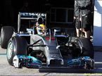 Льюис Хэмилтон покидает боксы в Хересе на новой Mercedes F1 W05