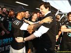 Льюис Хэмилтон принимает поздравления от Тото Вольффа