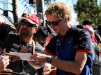 Брендон Хартли раздаёт автографы на встрече с болельщиками в Альберт-парке