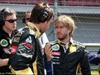 Ник Хайдфельд (справа) общается с инженерами перед стартом гонки