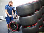 Механик Williams с шинами Pirelli