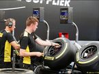 Инженеры Pirelli работают с шинами