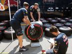 Механики Red Bull Racing работают с шинами Pirelli