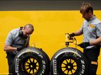 Инженеры Pirelli работают с шинами