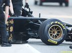 Шины Pirelli PZero на Renault R31 во время тестов в Хересе