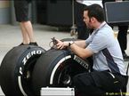 Инженер Pirelli работает с резиной
