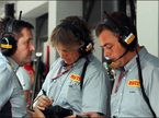 Пол Хембри (слева) и Марио Изола, гоночный менеджер Pirelli (справа)